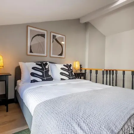 Fourlex House With Central Location Apartment