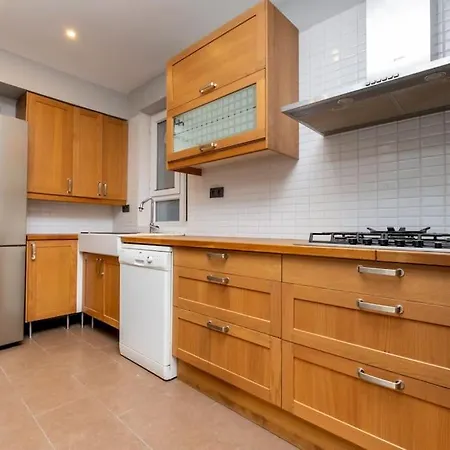 Fourlex House With Central Location *
