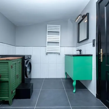 Fourlex House With Central Location *